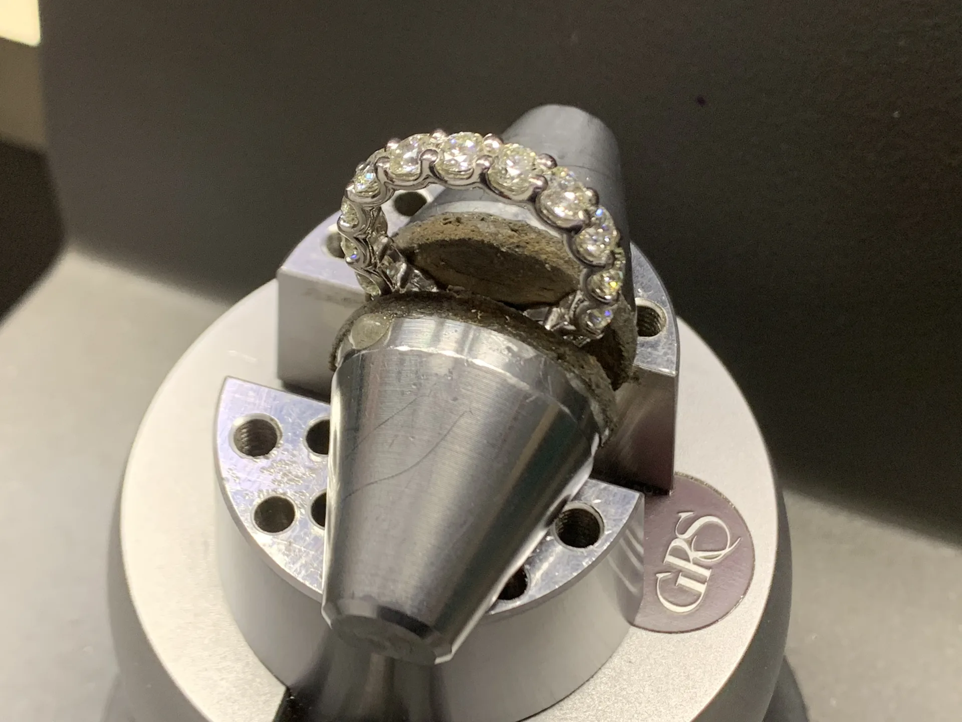 Memory-Ring während des Fassens, Farbaufnahme