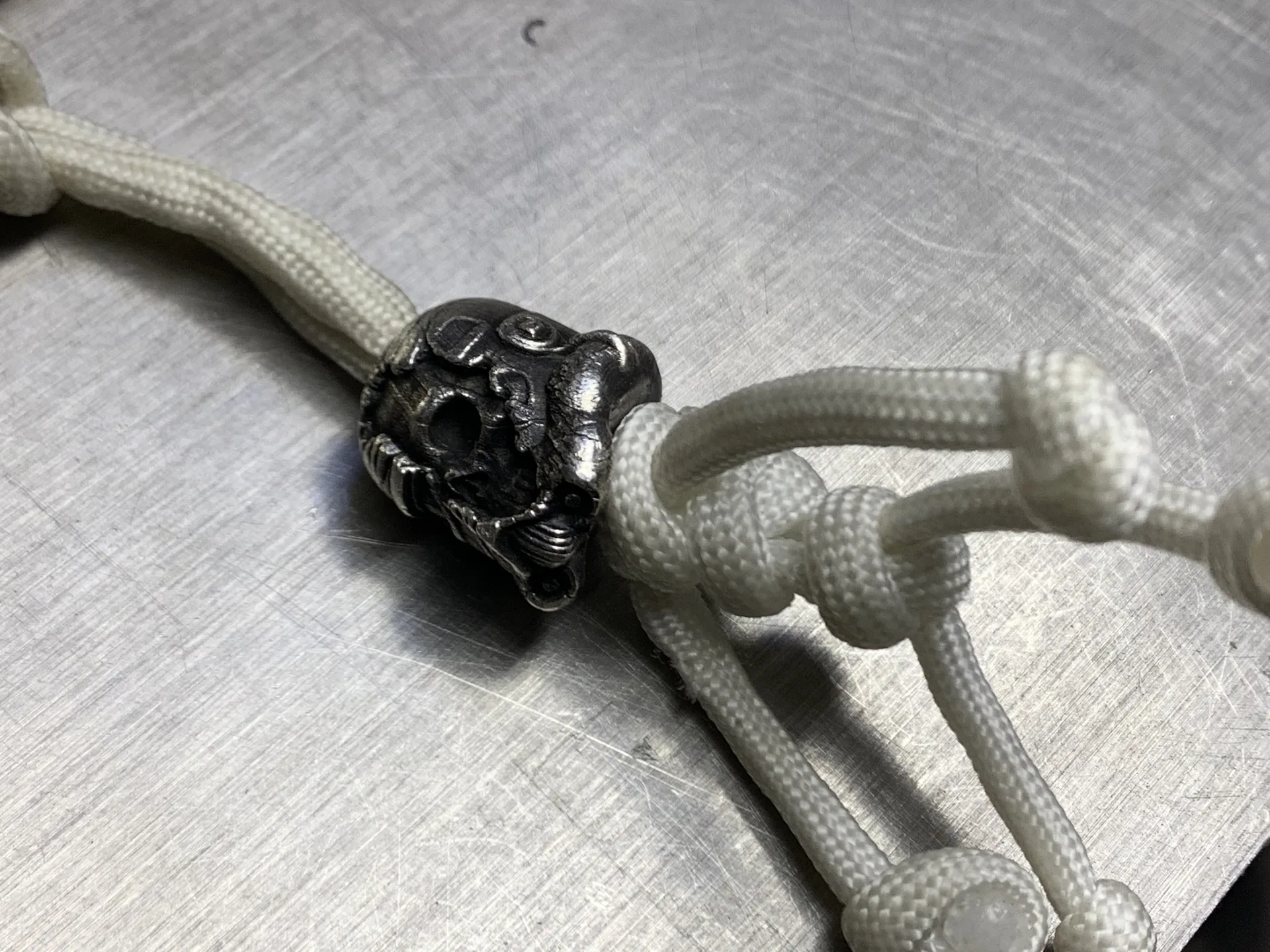 Der fertige Anhänger in Silber, zweite Aufnahme