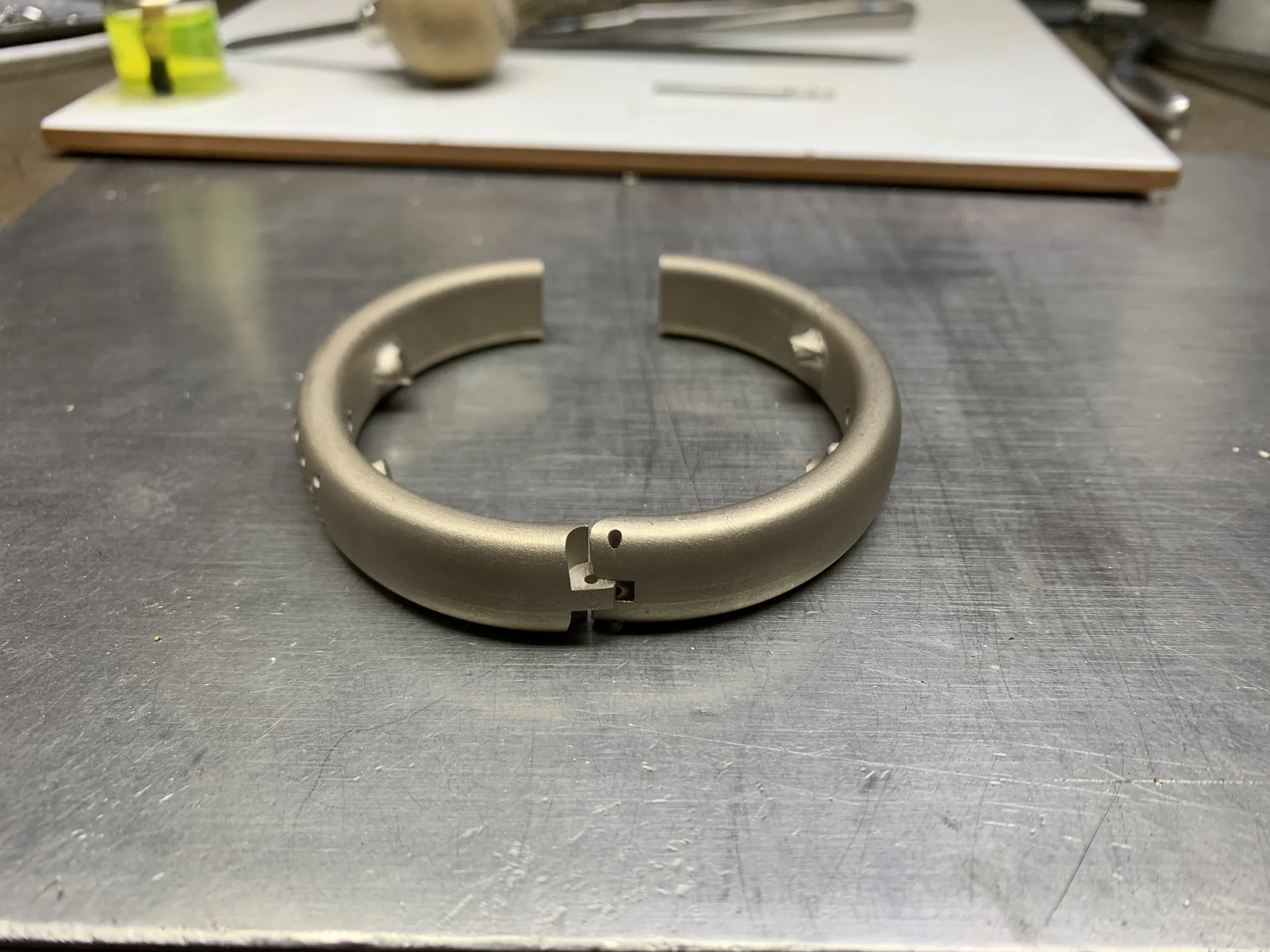 Komplette Neuanfertigung; die vorhandenen Diamanten des Kunden wurden auf einer Seite des neuen Armreifs gefasst