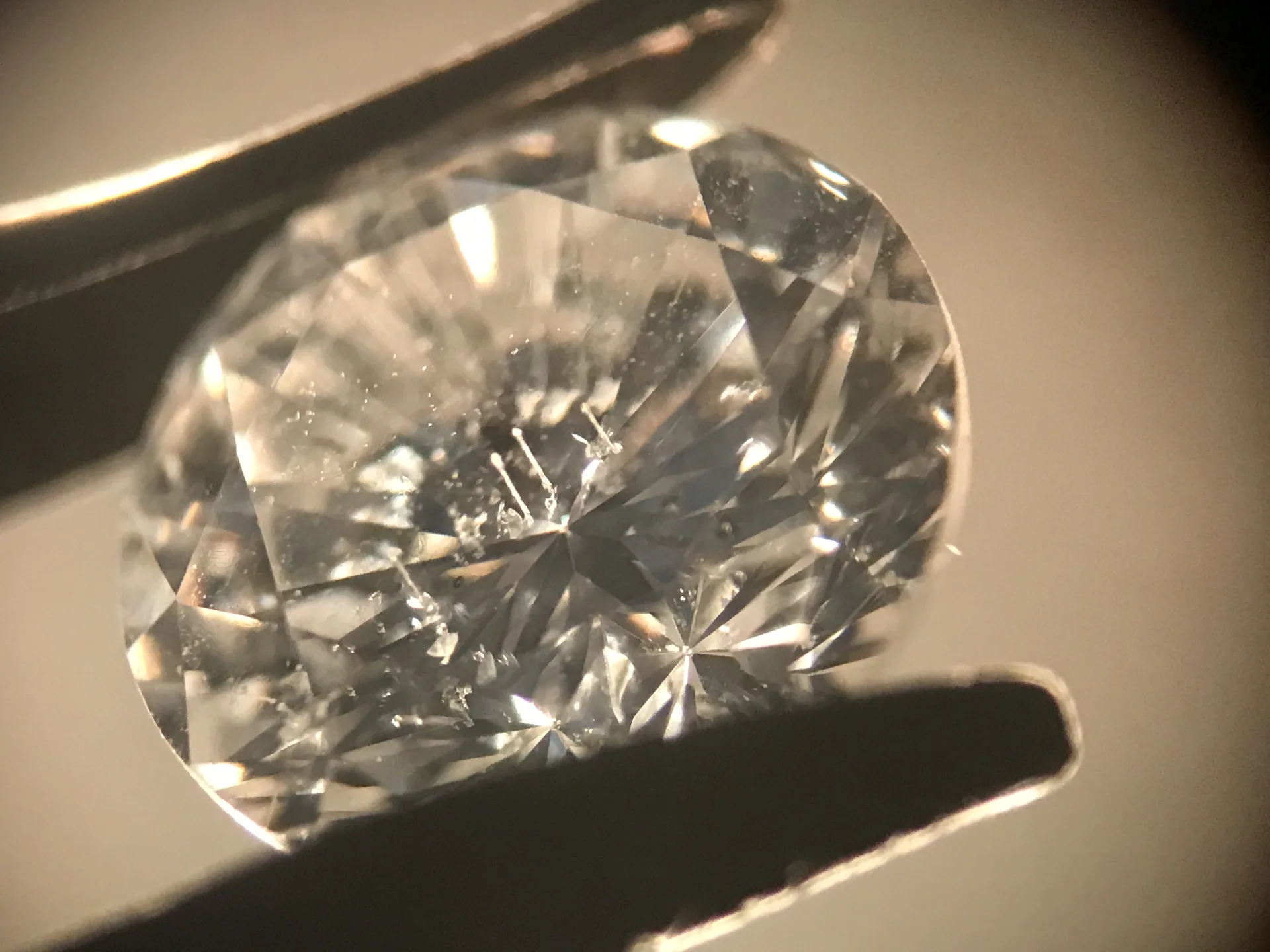 Diamant mit vier Laserbohrkanälen, zweite Ansicht desselben Steins wie in Bild 9