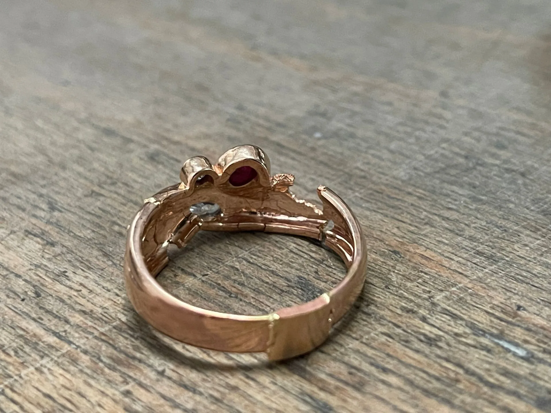Ansicht von hinten mit dem in die Unterseite der Ringschiene eingesetzten und eingelöteten zusätzlichen Materialstück