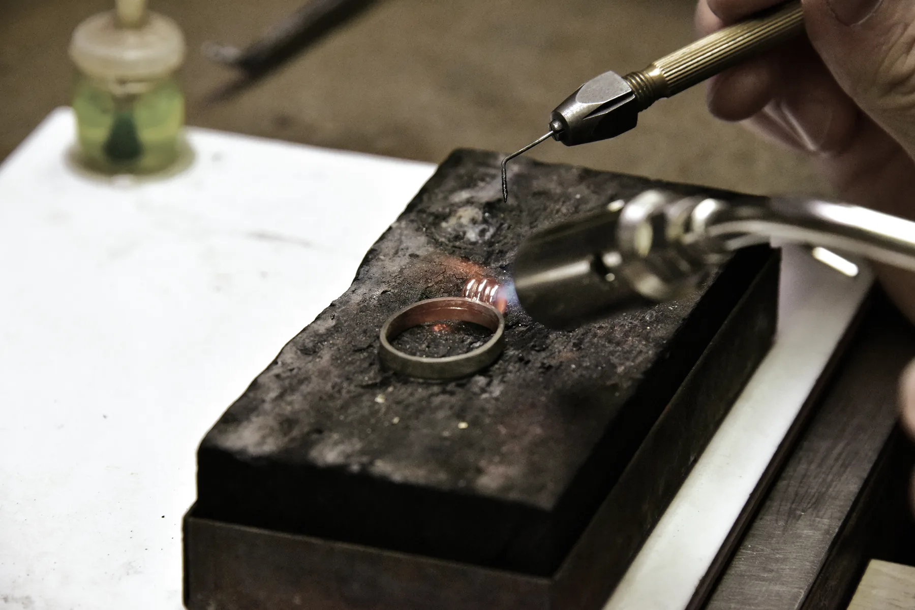 Lötarbeit im Goldschmiedeatelier