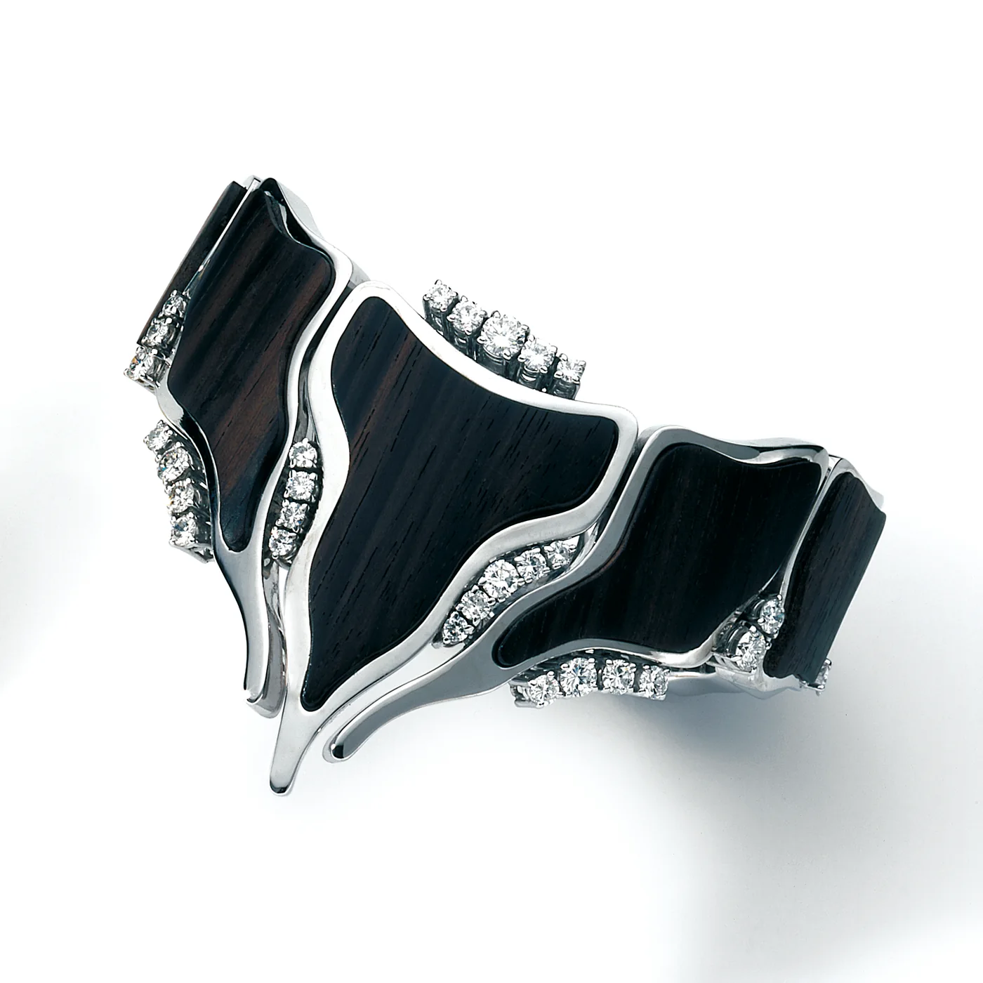 Breiter Armschmuck aus Weißgold mit Segmenten aus dunklem Ebenholz und Reihen von Brillanten
